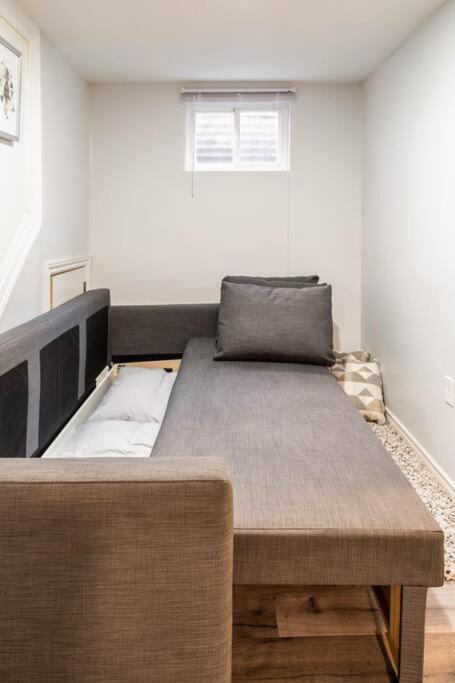 Cozy Nest Basement Unit Apartment Hamilton Exterior foto